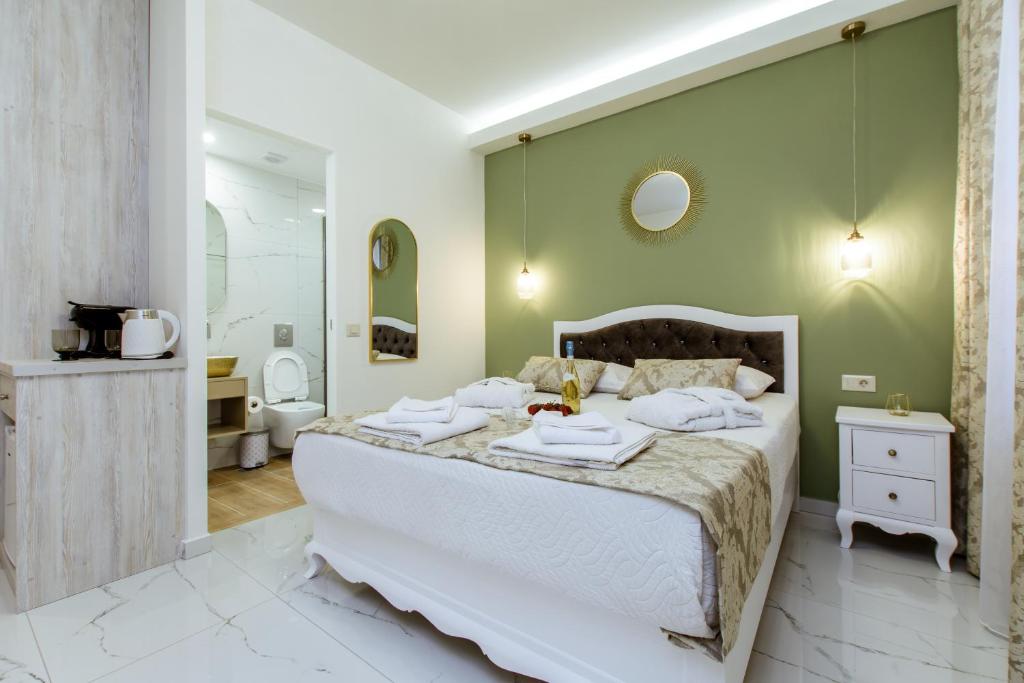 Postel nebo postele na pokoji v ubytování Konmari Boutique Suites