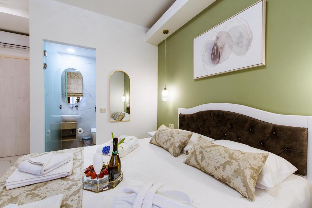Postel nebo postele na pokoji v ubytování Konmari Boutique Suites