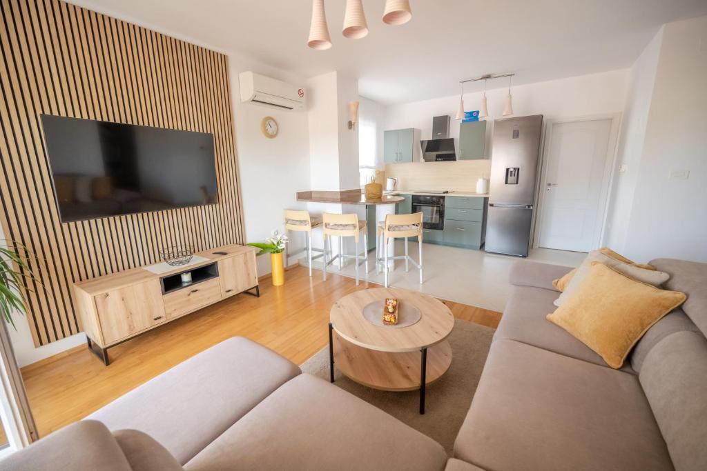 uma sala de estar com um sofá e uma mesa em Apartments Ana-Maria em Fažana