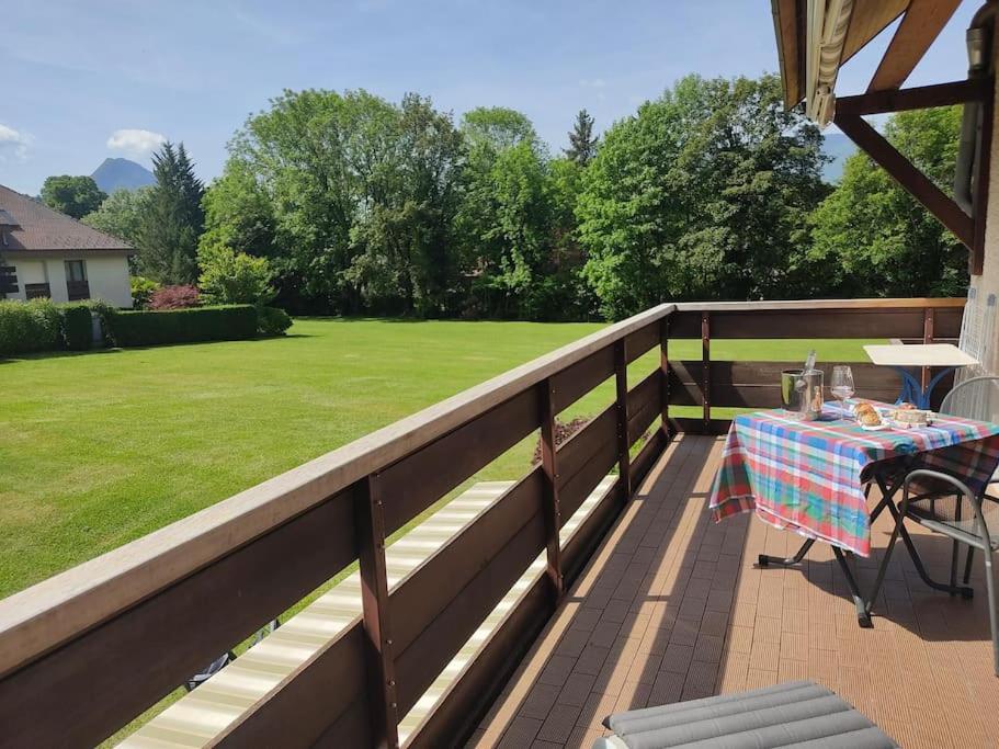 une terrasse avec une table et un tableablish dans l'établissement Bel appartement au calme à 5 minutes du village, à Menthon-Saint-Bernard