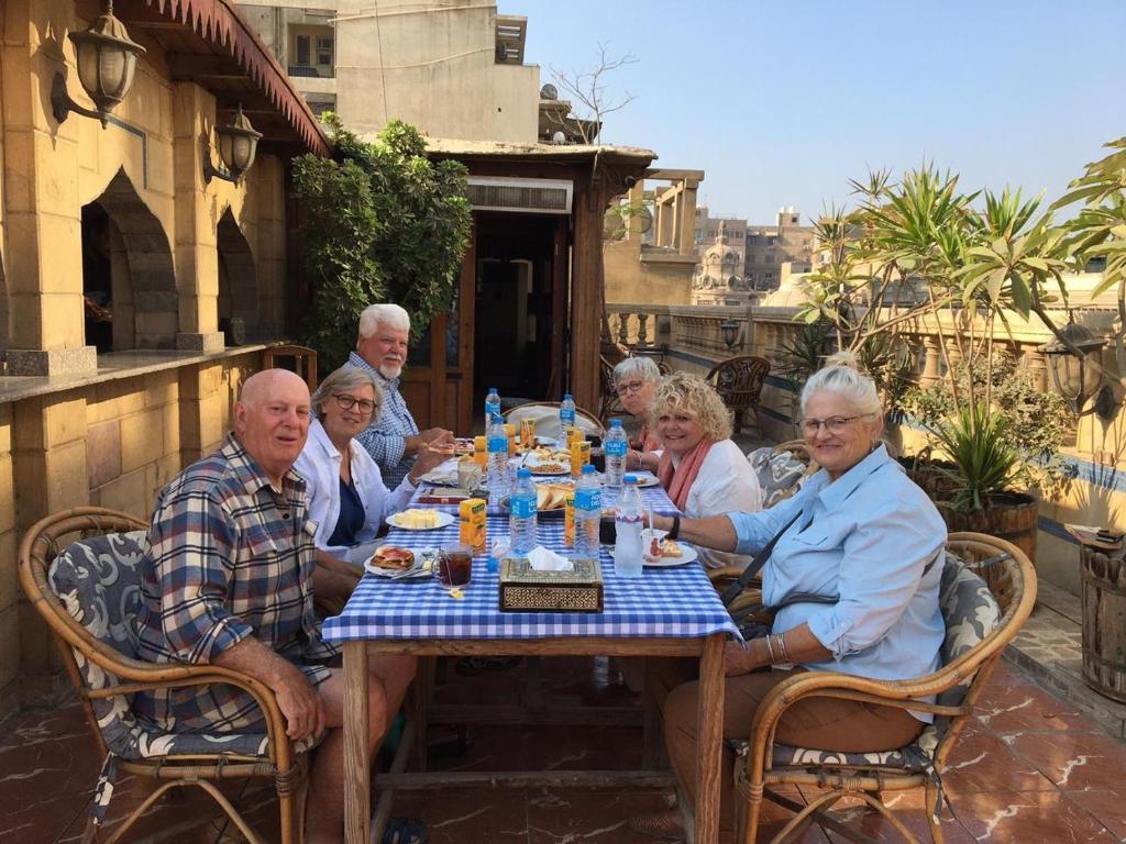 un grupo de personas mayores sentados alrededor de una mesa en Golden Hotel Cairo, en El Cairo