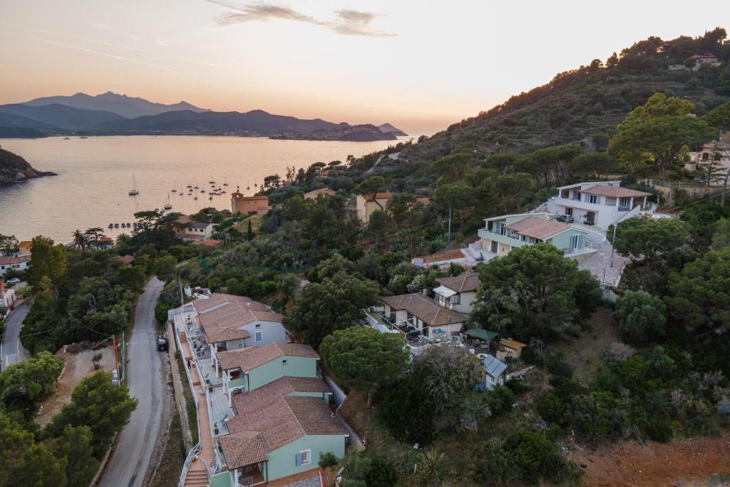 una città su una collina vicino a un corpo d'acqua di Elbitat Homes a Bagnaia