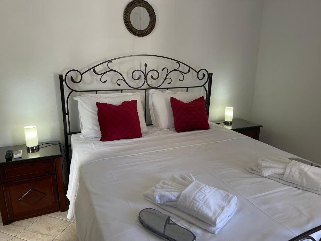Postel nebo postele na pokoji v ubytování Venikouas Hotel