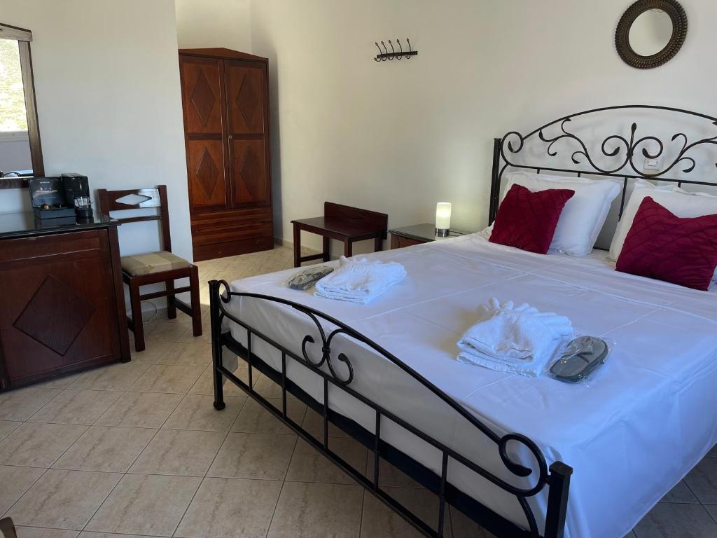 Postel nebo postele na pokoji v ubytování Venikouas Hotel