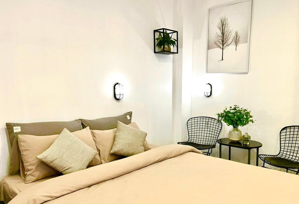Postel nebo postele na pokoji v ubytování MIDMOST Boutique Hostel
