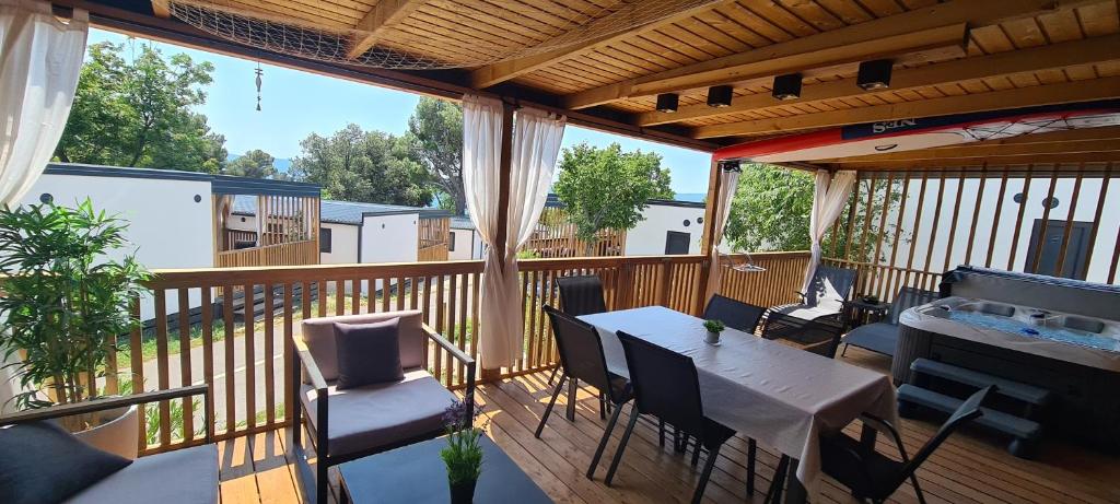 Balkón alebo terasa v ubytovaní Mobile home KMZ