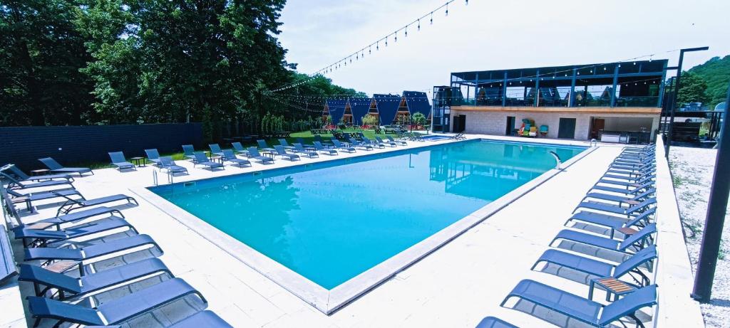 Bazén v ubytování Reserve Resort Lagodekhi nebo v jeho okolí