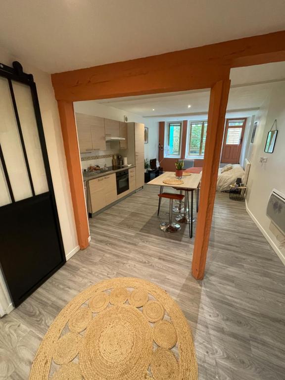 un salon avec une table et une cuisine dans l'établissement L’Ecrin de Lolo, à Albi