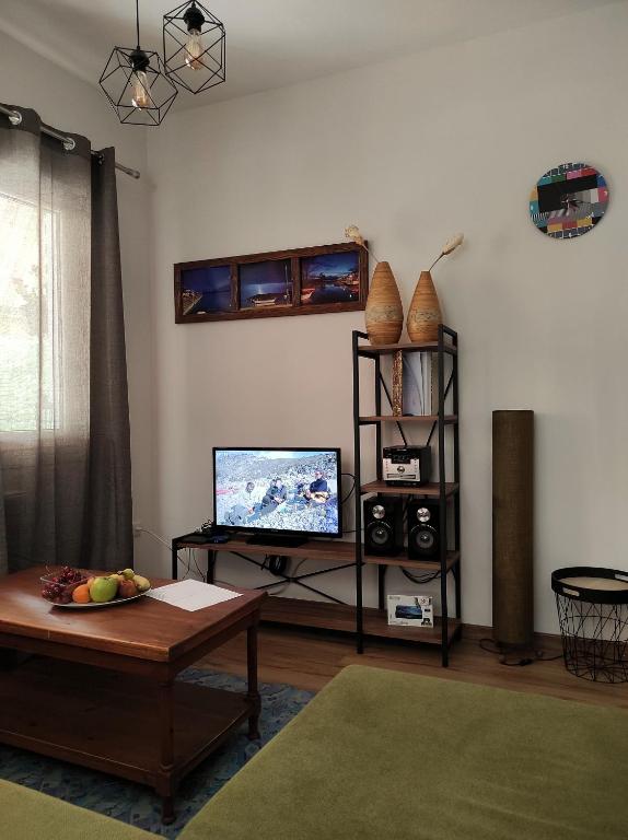 TV a/nebo společenská místnost v ubytování Kasoni Home , Απόλυτα κεντρικό διαμέρισμα μπροστά στη λίμνη