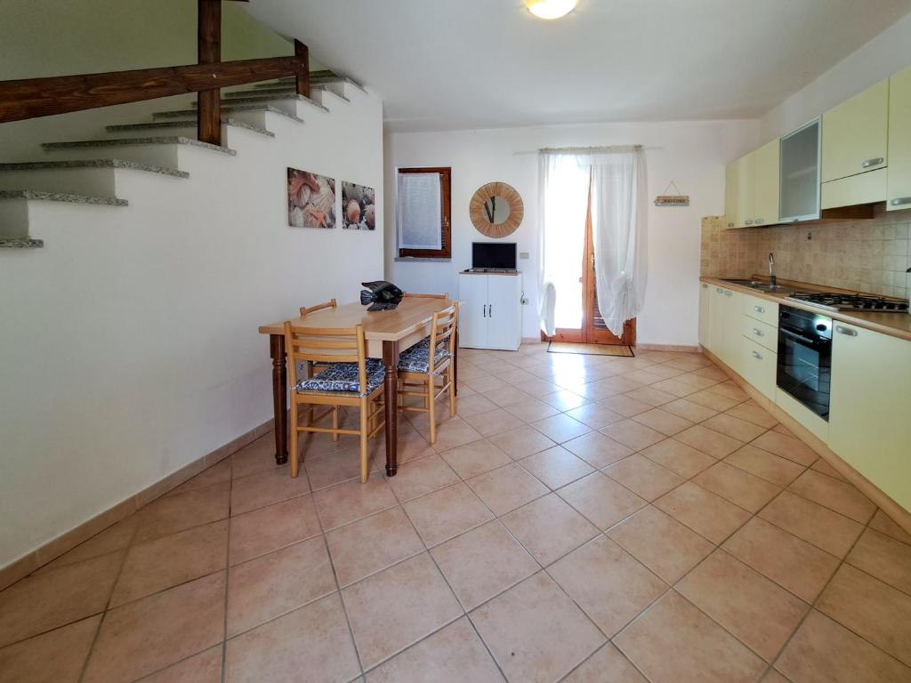 A kitchen or kitchenette at Appartamento Residenziale Trilocale Aresula San Teodoro