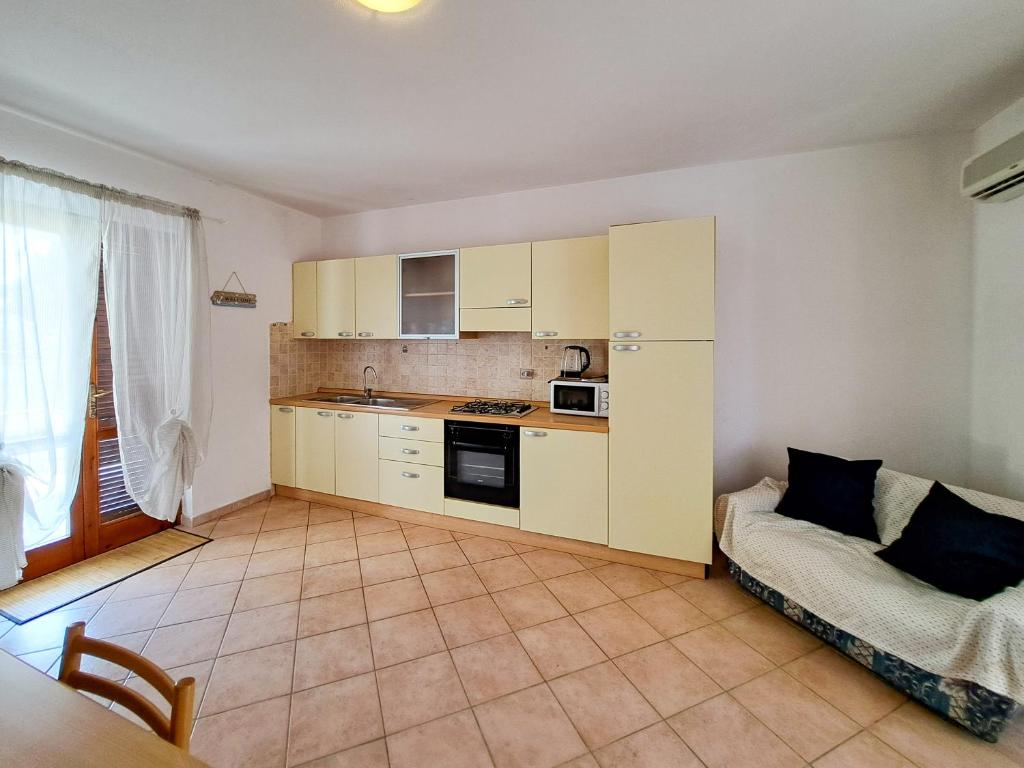A kitchen or kitchenette at Appartamento Residenziale Trilocale Aresula San Teodoro