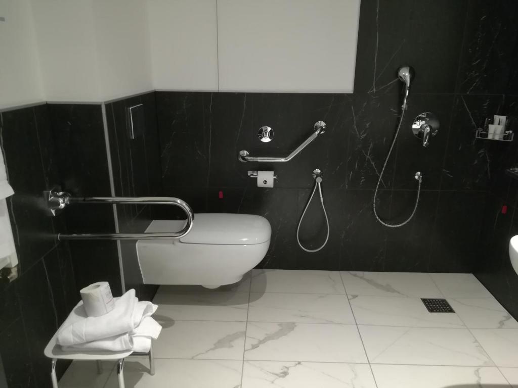 Koupelna v ubytování J Hotel