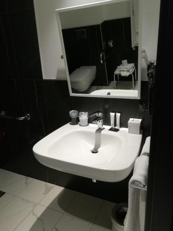 Koupelna v ubytování J Hotel