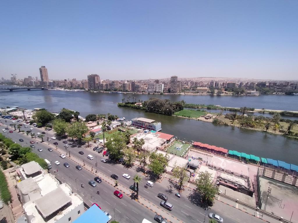 uma vista aérea de uma cidade com um rio em شقة فيو نيلي no Cairo