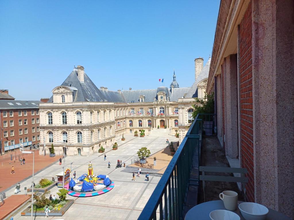 - un balcon offrant une vue sur un bâtiment dans l'établissement Hyper Centre, balcon, emplacement & vue incroyable, spacieux, à Amiens