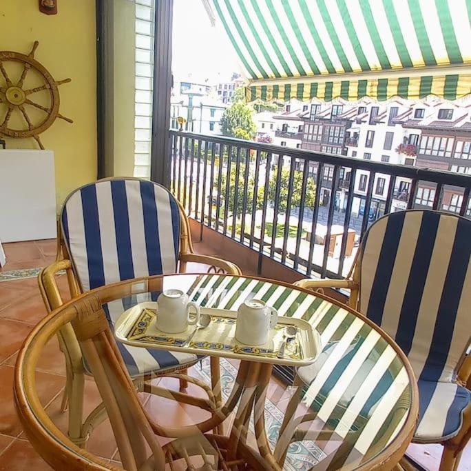 un tavolo con sedie e un balcone con tavolo e tazze di Apartamento Miramar a Hondarribia