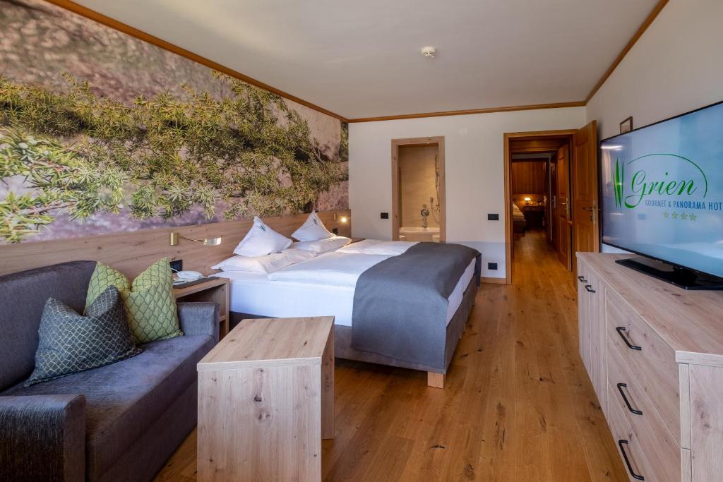 Televízia a/alebo spoločenská miestnosť v ubytovaní Hotel Grien