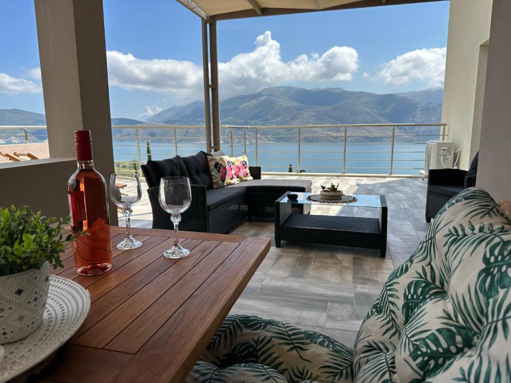 een woonkamer met een tafel en uitzicht op de oceaan bij Villa Argyro in Lixouri