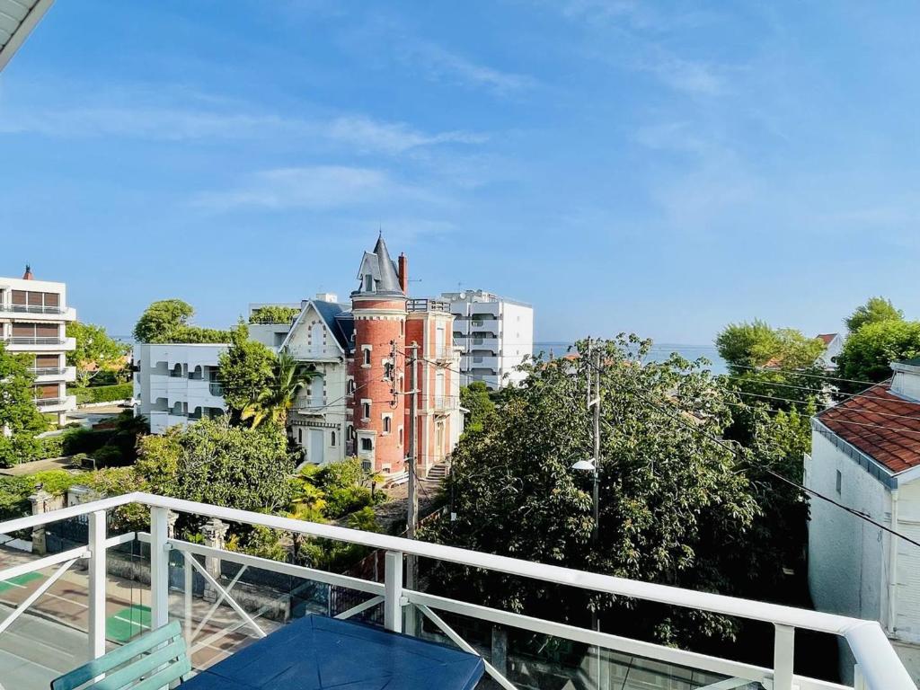 une vue d'une ville depuis un balcon dans l'établissement ARCACHON - Appartement 3 pièces avec terrasses et parking à 300m de la plage - FR-1-433-53, à Arcachon