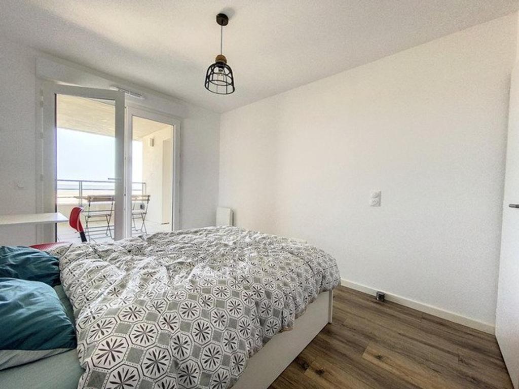 Łóżko lub łóżka w pokoju w obiekcie Appartement face mer pour 4 pers, déco soignée, balcon, garage, animaux acceptés - FR-1-236-155