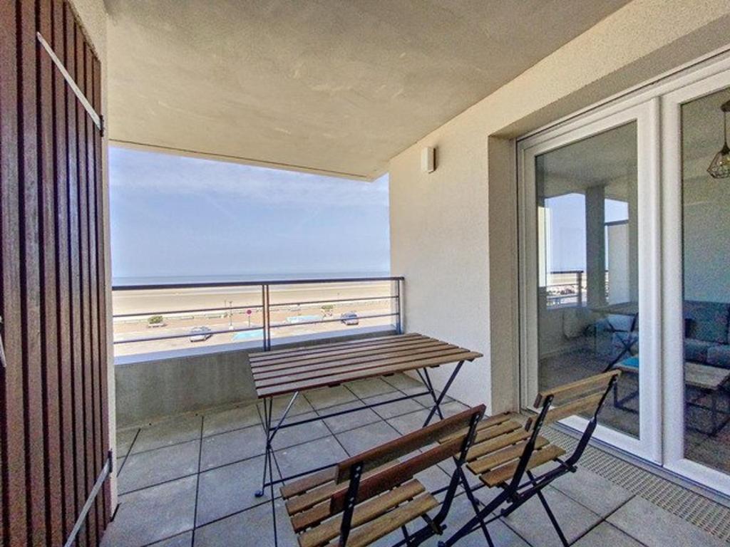 balkon z ławką i widokiem na ocean w obiekcie Appartement face mer pour 4 pers, déco soignée, balcon, garage, animaux acceptés - FR-1-236-155 w mieście Cucq