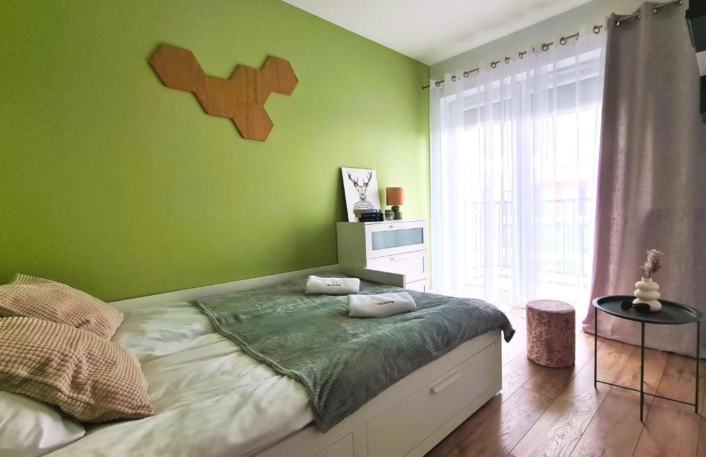 Dormitorio verde con cama y ventana en Taboo by Housine, en Zator