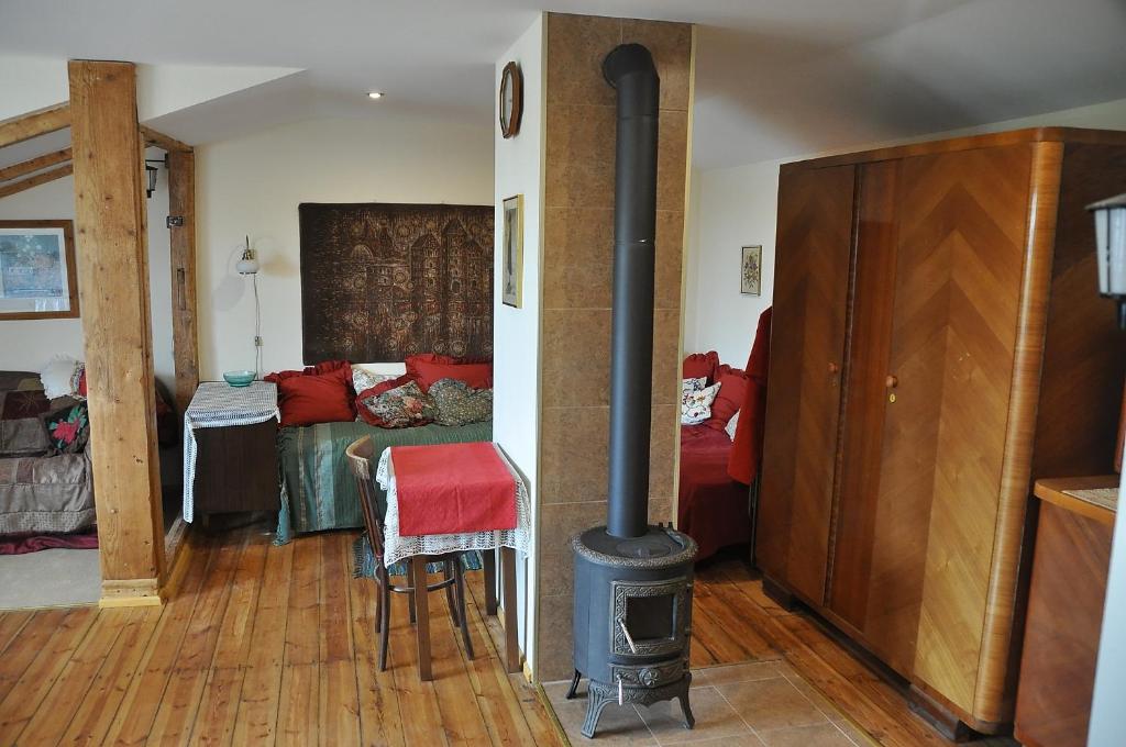 Ένα ή περισσότερα κρεβάτια σε δωμάτιο στο Cozy Mansard Condo, enjoy both - beach and center