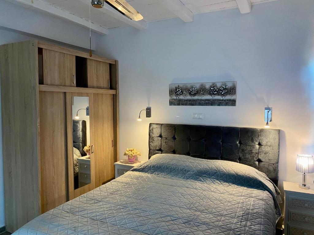 Postel nebo postele na pokoji v ubytování Kineta luxury House
