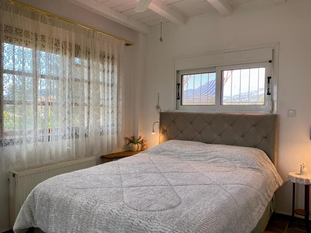 Postel nebo postele na pokoji v ubytování Kineta luxury House