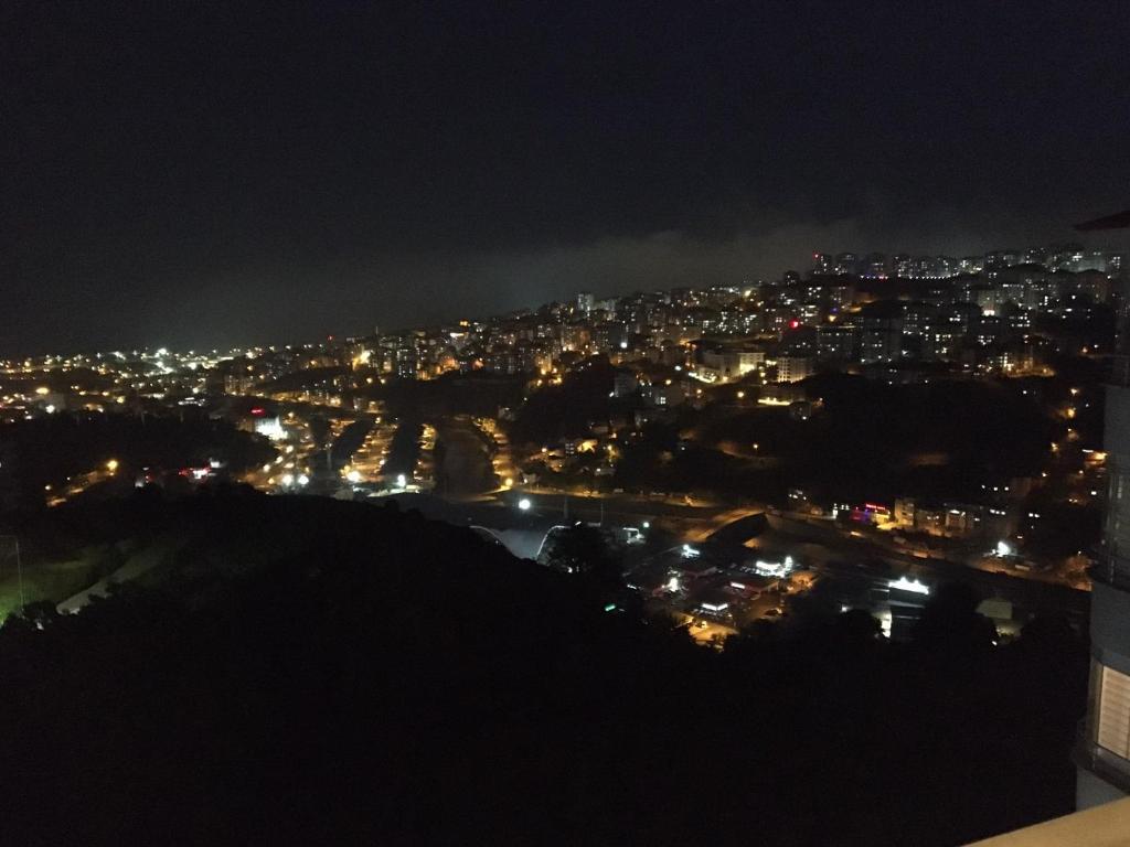 a view of the city at night at Günlük haftalık aylık kiralik eşyalı daire Trabzon Boztepe in Degirmen