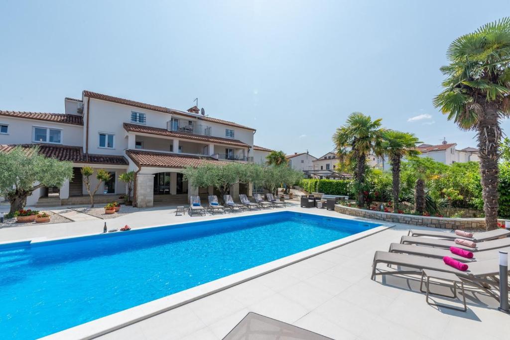 Bazén v ubytování Villa Hope - Apartments with Shared Pool nebo v jeho okolí