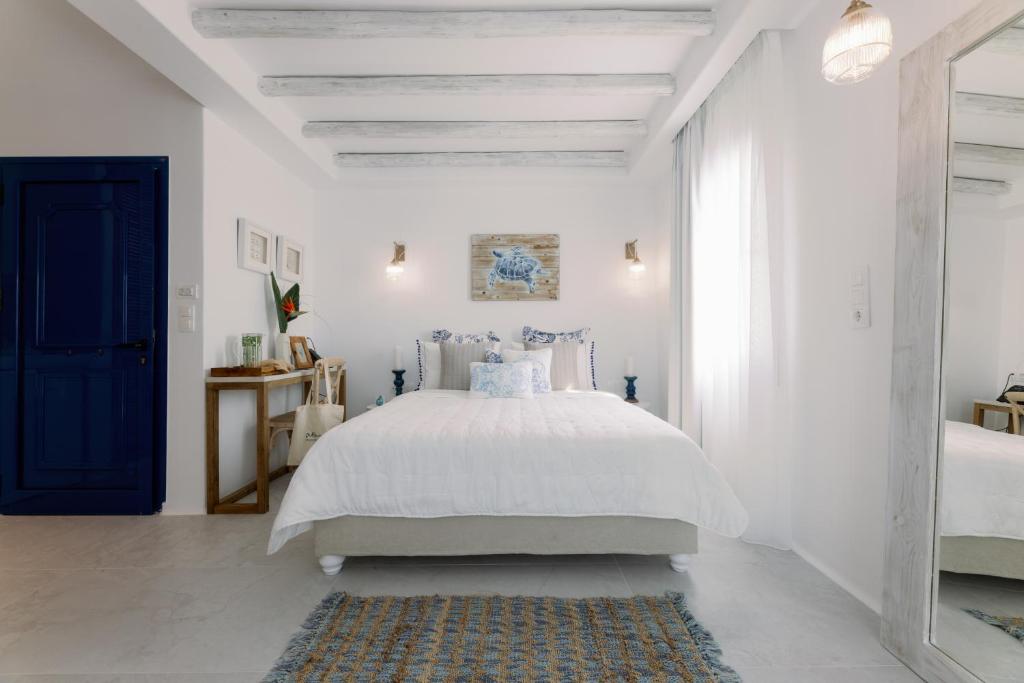 Postel nebo postele na pokoji v ubytování Athina Studios and Suites Plaka