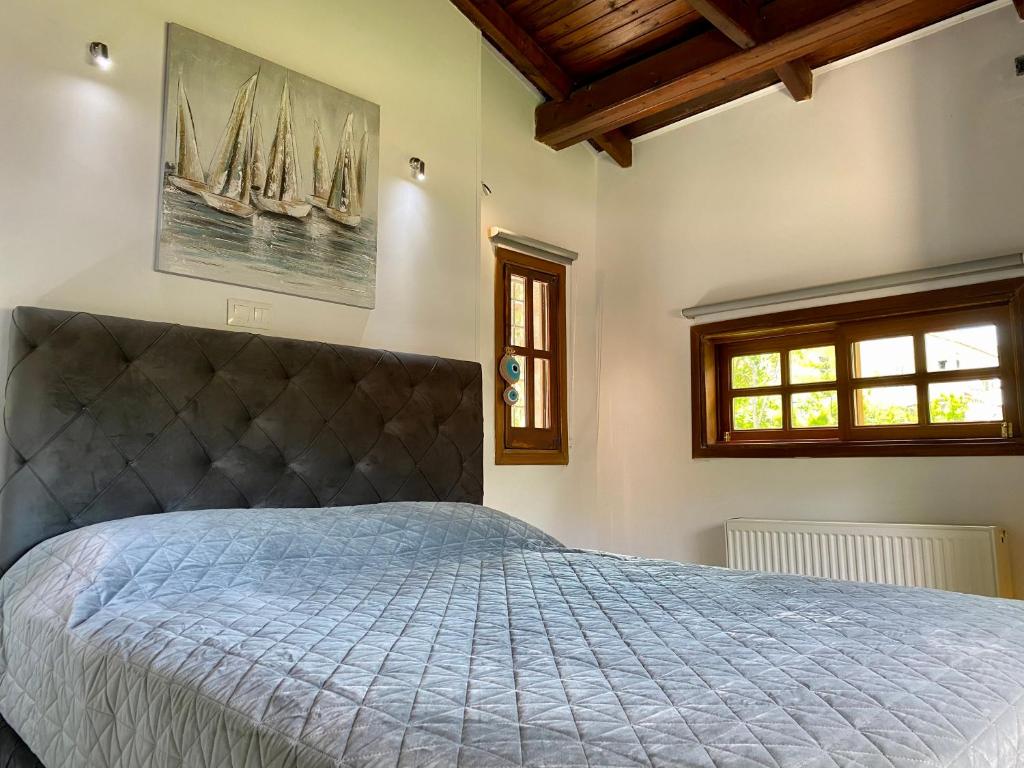 Postel nebo postele na pokoji v ubytování Kineta luxury House