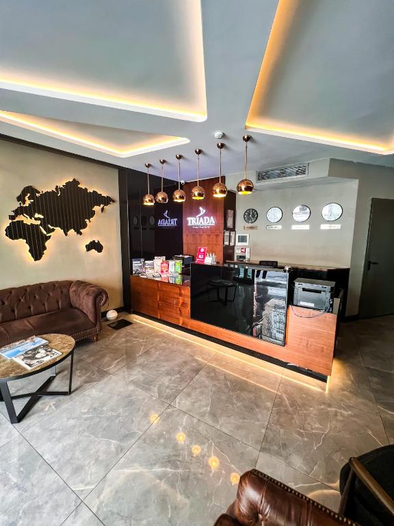 هتل Triada Karakoy, آژانس هواپیمایی آسمان سپید