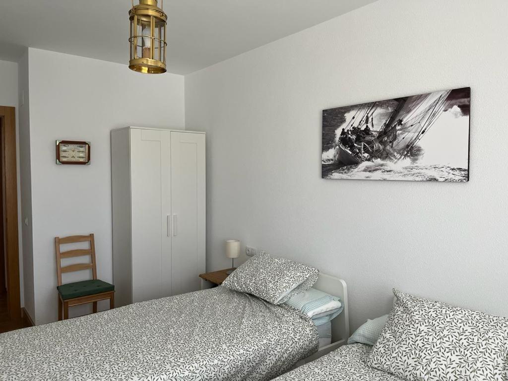 CirueñaにあるApartamento Turistico Tempranilloのベッドルーム1室(ベッド1台付)が備わります。壁に絵が飾られています。