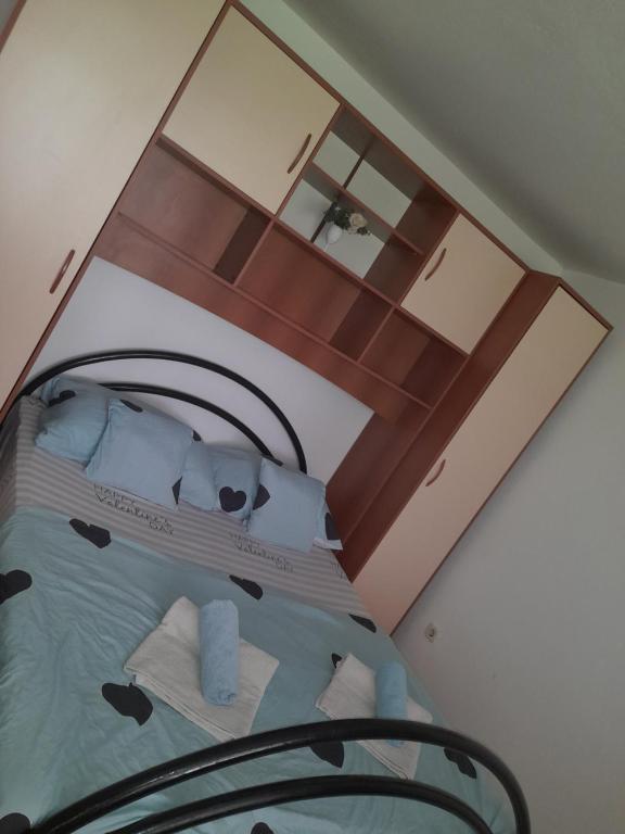 Dormitorio pequeño con cama con espejo en Leon, en Lopar