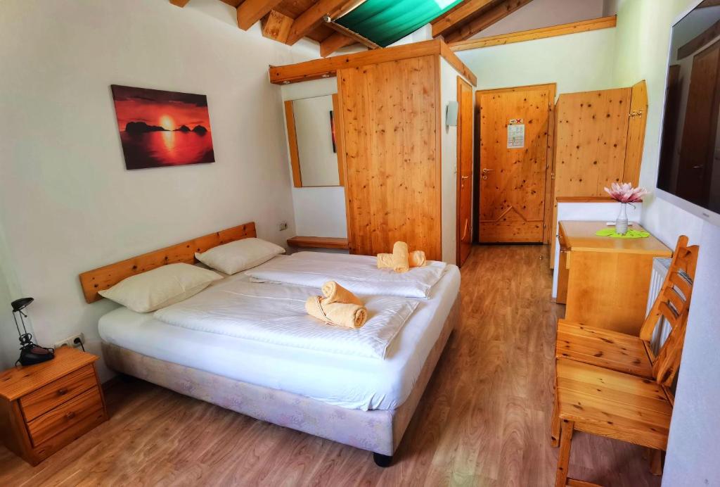 Postel nebo postele na pokoji v ubytování Hotel Landhaus Zell am See