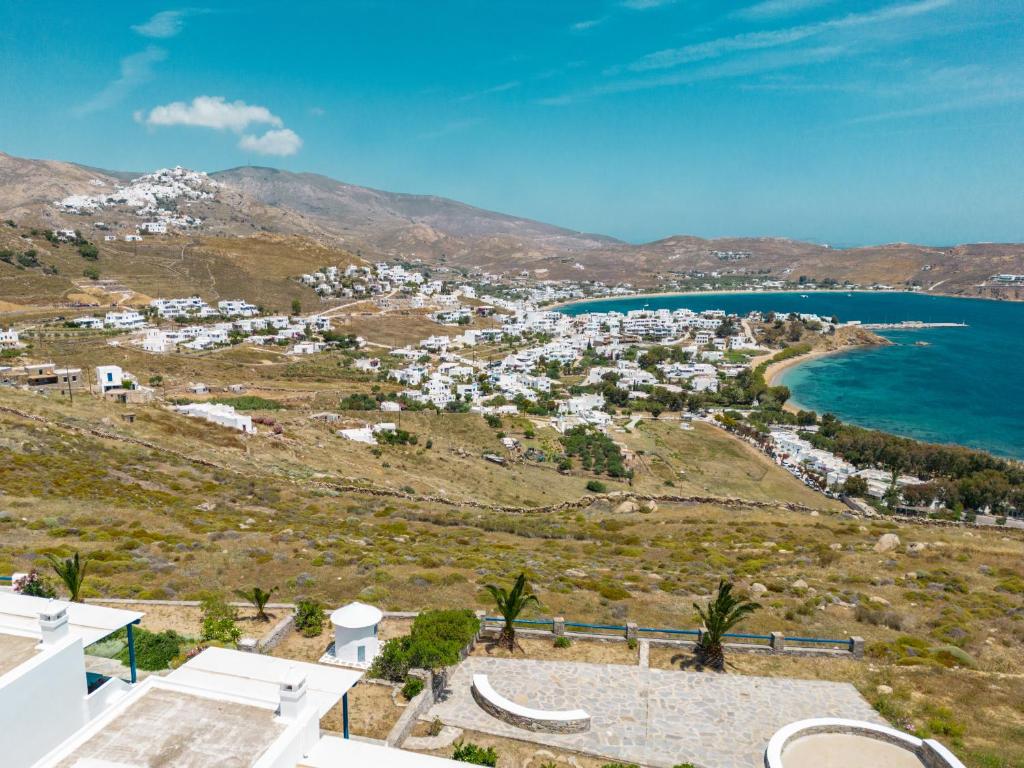 uma vista de uma cidade sobre uma colina ao lado do oceano em Ta Kabia Studios em Rámos