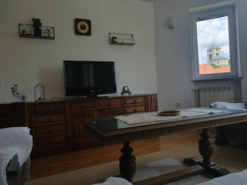 - un salon avec une télévision et une table basse dans l'établissement Mia, à Tomislavgrad