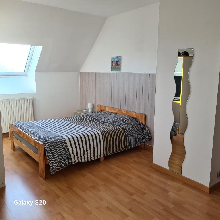 1 dormitorio con 1 cama en una habitación blanca en chez charly et jo, en La Suze-sur-Sarthe