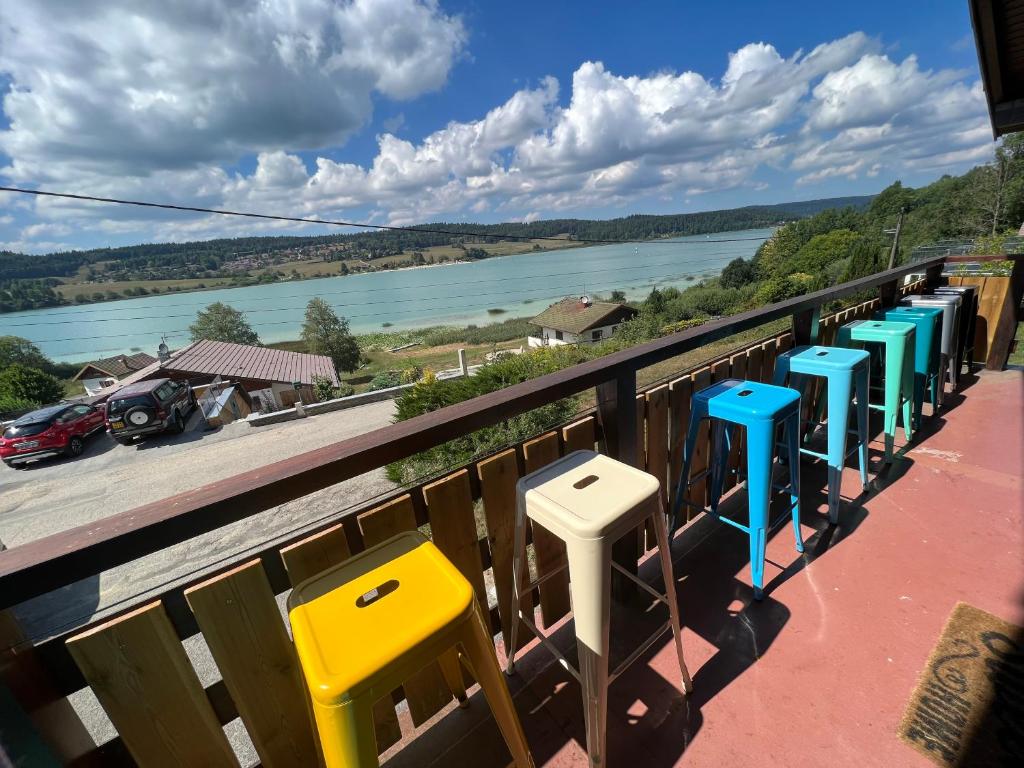 rząd ools na balkonie z widokiem na rzekę w obiekcie Chalet Charmant rénové au bord du Lac St Point w mieście Montperreux