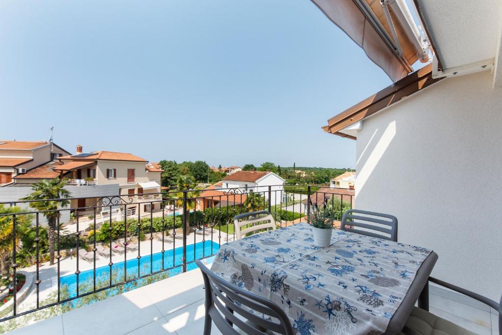 Bazén v ubytování Villa Hope - Apartments with Shared Pool nebo v jeho okolí