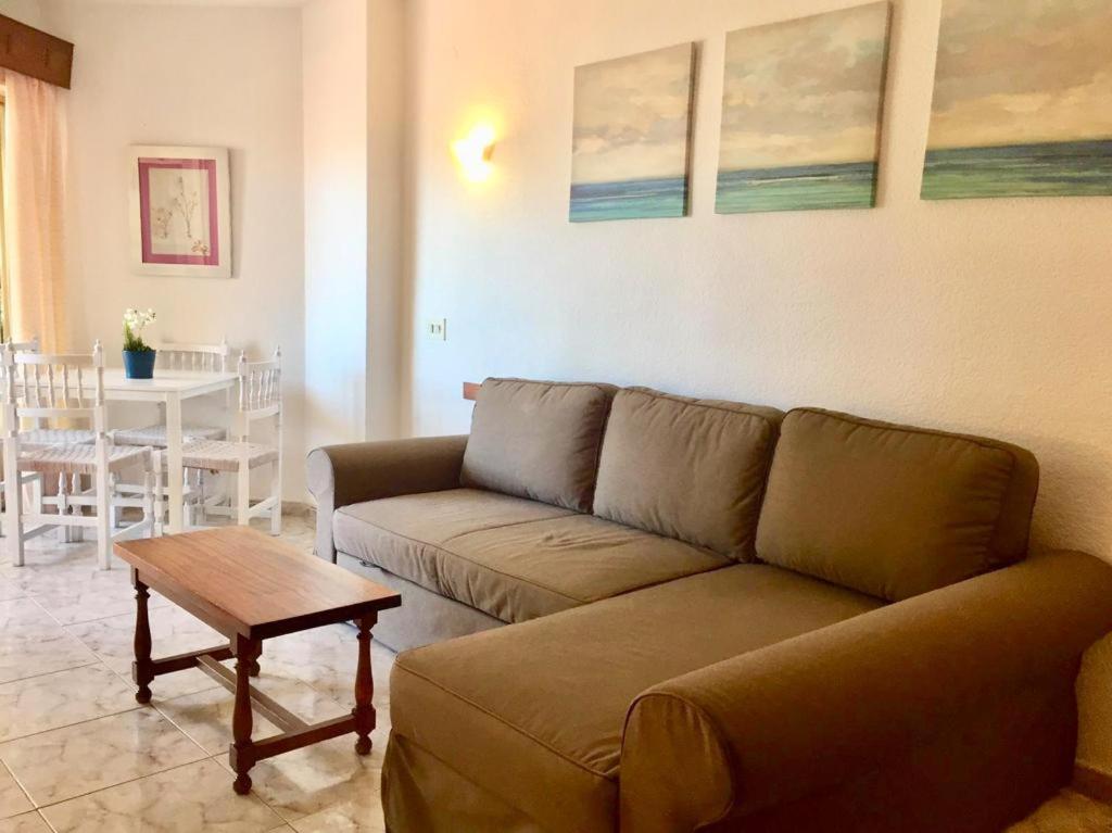Posedenie v ubytovaní Apartamentos Apal Chinasol