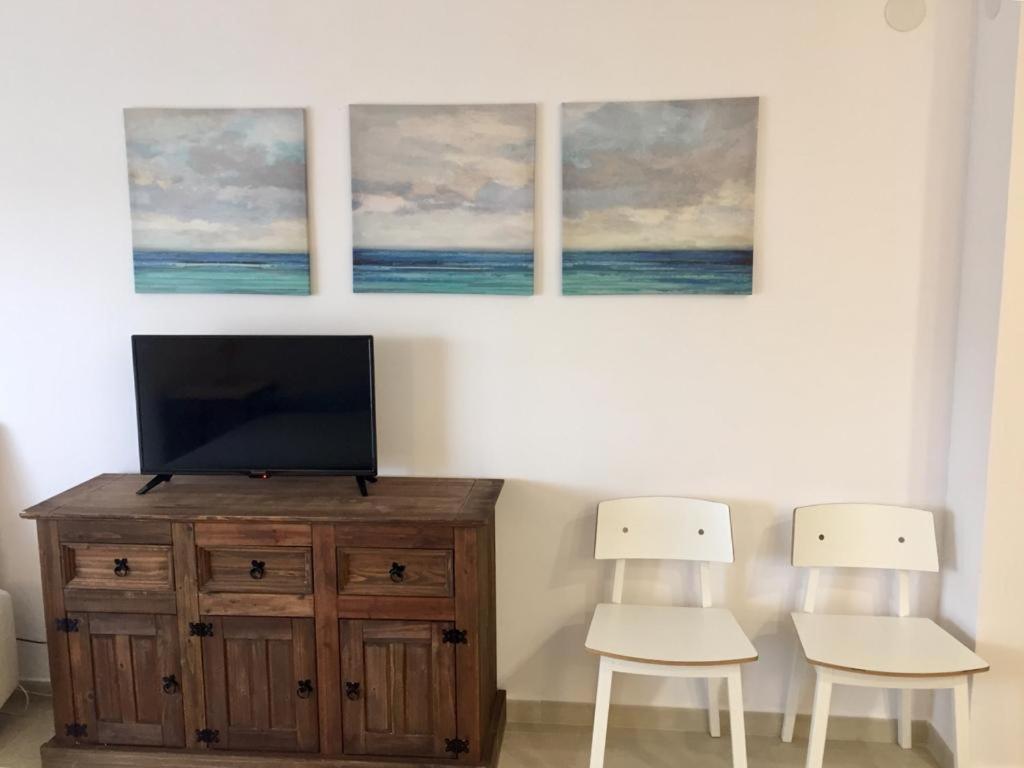 Televízia a/alebo spoločenská miestnosť v ubytovaní Apartamentos Apal Chinasol