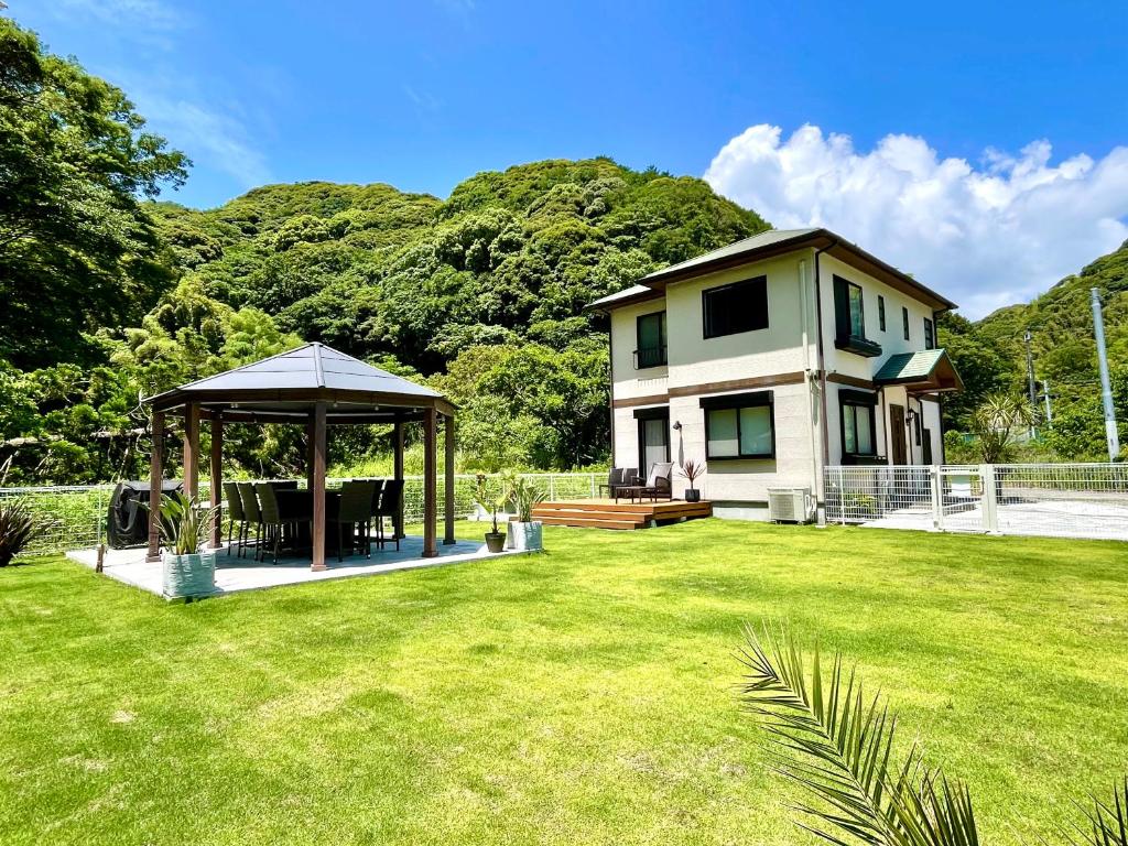 a house with a gazebo in a yard at 一棟貸別荘! Ohama Beach House & BBQ! 大浜海水浴場まで徒歩10分! Pets welcome! in Shimoda