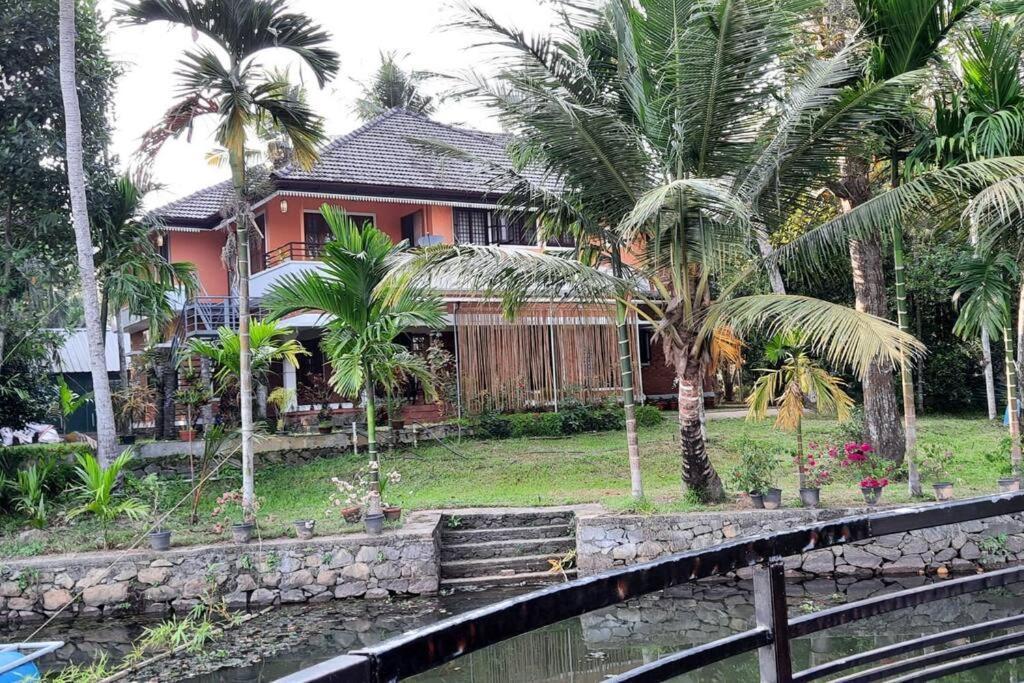 Zahrada ubytování Joan's Homestay Near Kumarakom