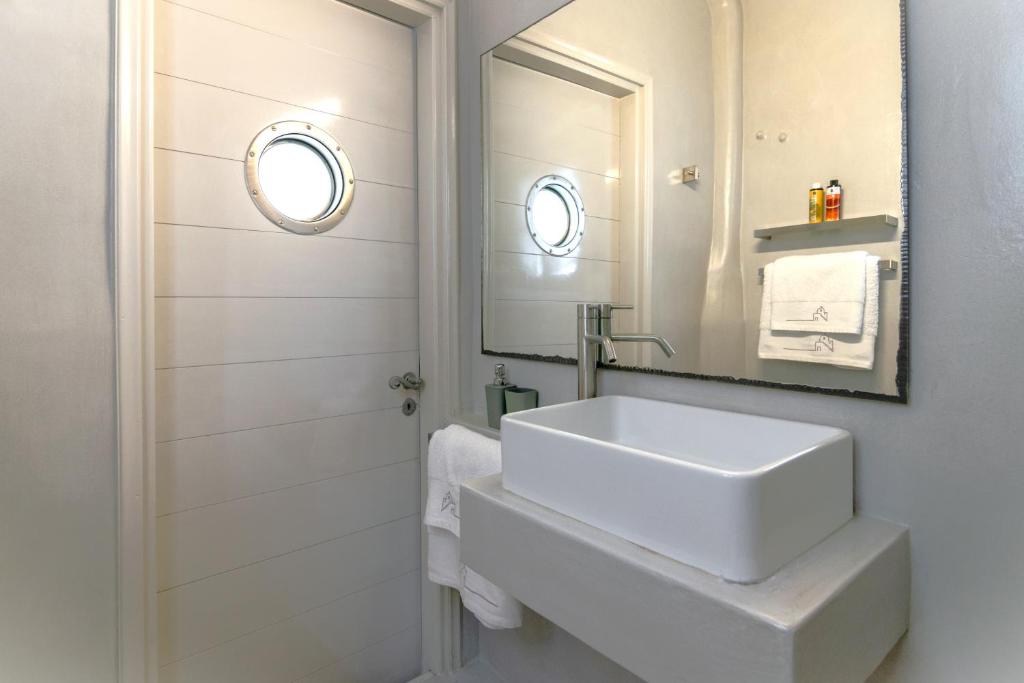 A bathroom at Archondoula Studios