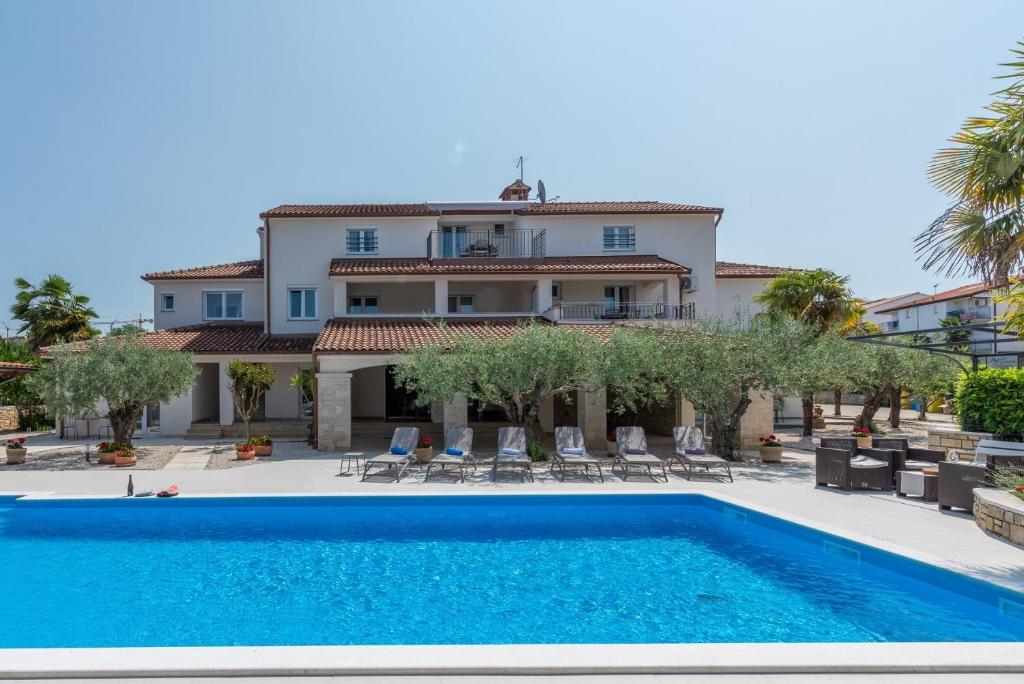 Bazén v ubytování Villa Hope - Apartments with Shared Pool nebo v jeho okolí