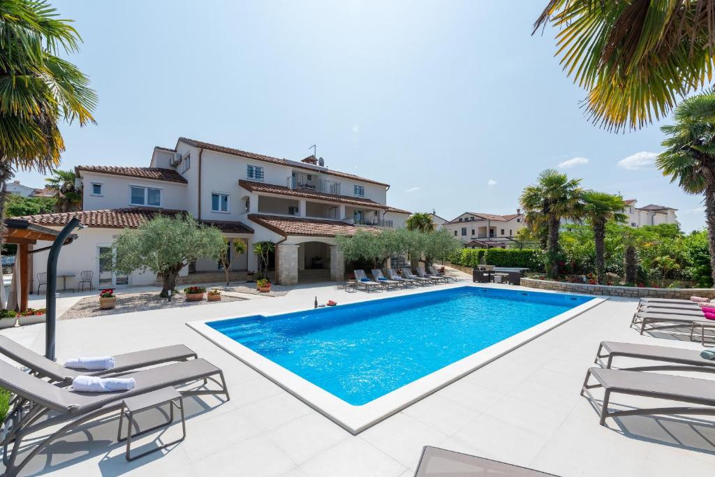 Bazén v ubytování Villa Hope - Apartments with Shared Pool nebo v jeho okolí