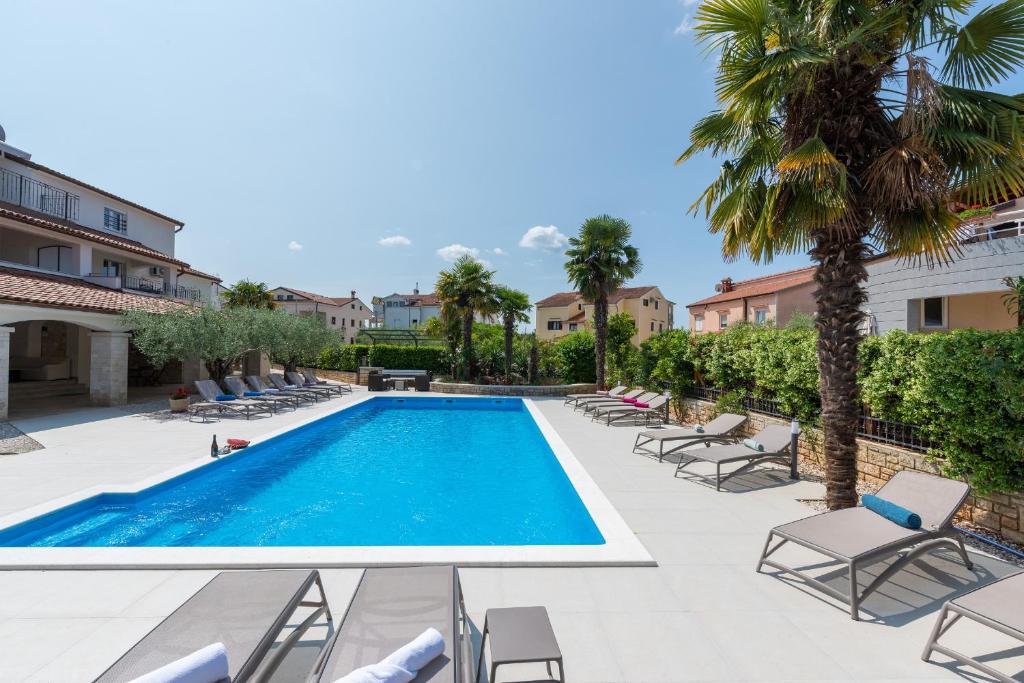 Bazén v ubytování Villa Hope - Apartments with Shared Pool nebo v jeho okolí